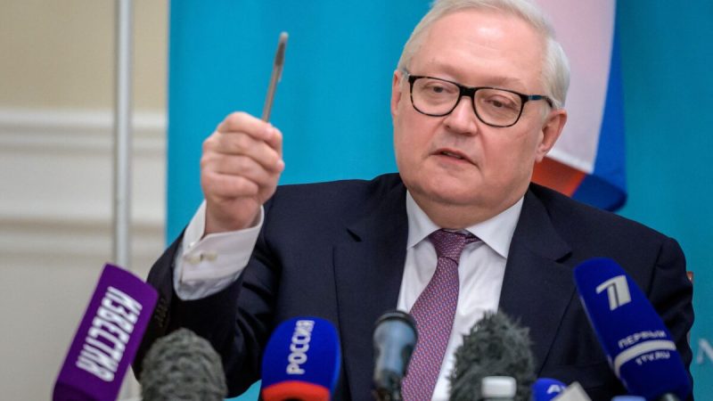 Заместитель министра иностранных дел России Сергей Рябков на пресс-конференции после переговоров с американским коллегой о росте напряжённости вокруг Украины в Женеве 10 января 2022 года. Фото: Eloi Rouyer/AFP via Getty Images
