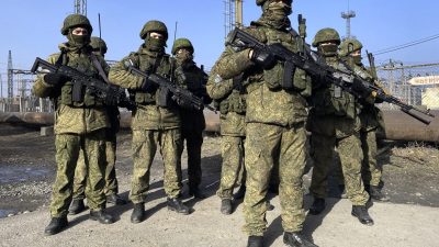 Российские миротворцы Организации Договора о коллективной безопасности охраняют территорию в Казахстане, 12 января 2022 года. (Russian Defense Ministry Press Service via AP)