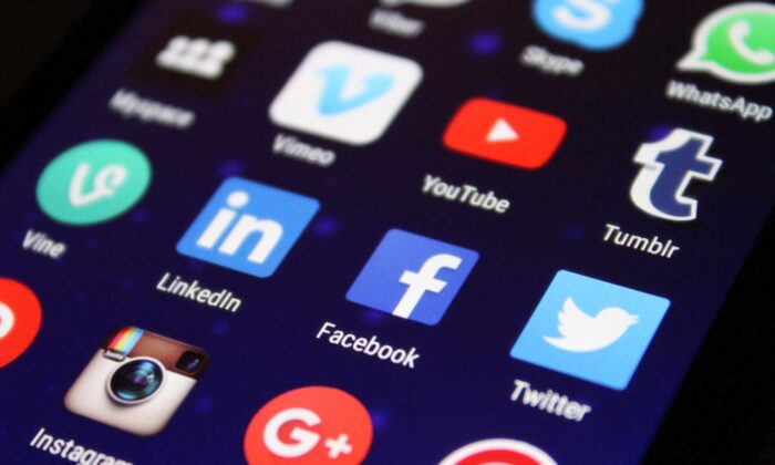  Стандартное логотипы платформ социальных сетей на мобильном устройстве. (Pixabay/Pexels)