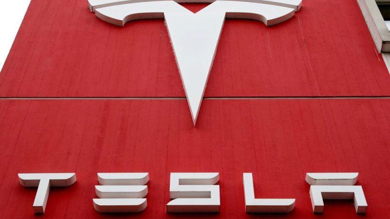 Логотип производителя автомобилей Tesla в филиале в Берне, Швейцария, 28 октября 2020 года. Фото: Arnd Wiegmann/Reuters
