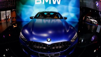 Автомобиль BMW M8 на Международном автосалоне в Бангкоке после того, как правительство Таиланда смягчило меры по предотвращению распространения COVID-19 в Бангкоке, Таиланд, 14 июля 2020 года. (Jorge Silva/File Photo/Reuters) 