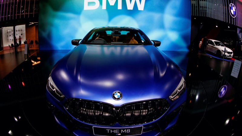 Автомобиль BMW M8 на Международном автосалоне в Бангкоке после того, как правительство Таиланда смягчило меры по предотвращению распространения COVID-19 в Бангкоке, Таиланд, 14 июля 2020 года. (Jorge Silva/File Photo/Reuters) 