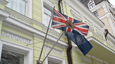 Флаги Великобритании и НАТО на здании посольства Великобритании в Киеве 24 января 2022 года. (Sergei Supinsky/AFP via Getty Images)