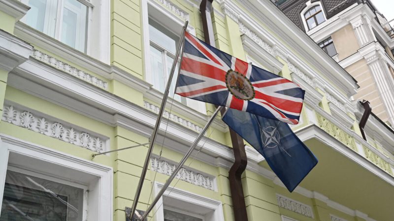 Флаги Великобритании и НАТО на здании посольства Великобритании в Киеве 24 января 2022 года. (Sergei Supinsky/AFP via Getty Images)
