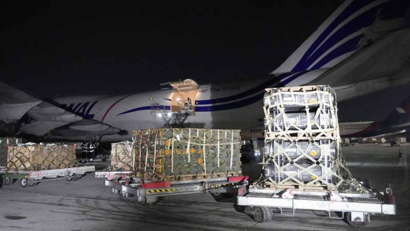 Разгрузка партии военной помощи, доставленной в рамках помощи США Украине в аэропорту Борисполь под Киевом, Украина, 25 января 2022 года. Фото: Efrem Lukatsky/AP Photo
