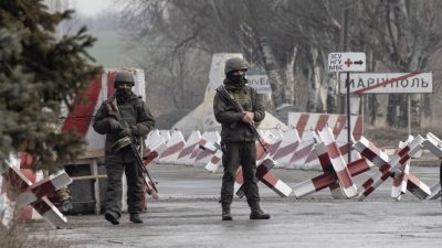 Украинские солдаты стоят на блокпосте недалеко от линии разграничения с повстанцами, Мариуполь, Донецкая область, Украина, 21 января 2022 года. (AP Photo/Andriy Dubchak)