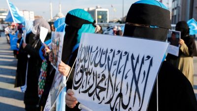 Этнические уйгурки принимают участие в акции протеста против Китая перед зданием суда Чаглаяна в Стамбуле, Турция, 4 января 2022 г. Фото: Dilara Senkaya/Reuters
