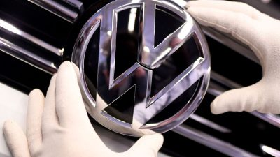 Логотип Volkswagen на производственной линии завода Volkswagen в Вольфсбурге, Германия, 1 марта 2019 года. Фото: Fabian Bimmer/Reuters
