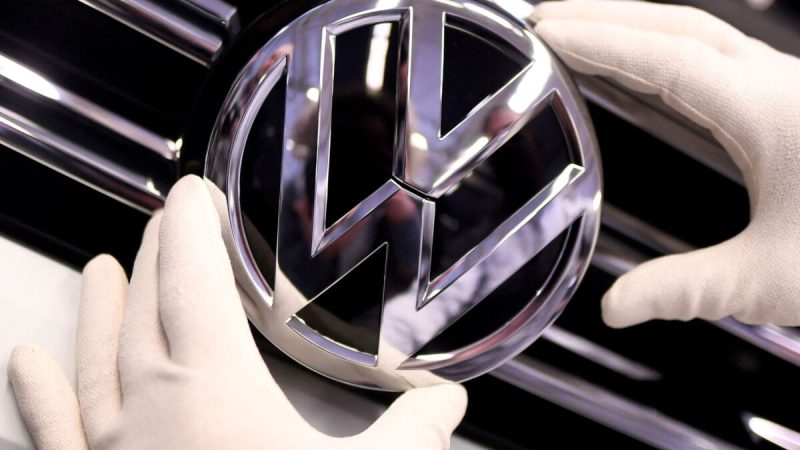 Volkswagen China закрыл два завода в Тяньцзине из-за вспышки COVID-19 Логотип Volkswagen на производственной линии завода Volkswagen в Вольфсбурге, Германия, 1 марта 2019 года. Фото: Fabian Bimmer/Reuters