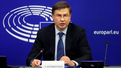 Исполнительный вице-президент Европейской комиссии Валдис Домбровскис выступает на пресс-конференции в Страсбурге, восточная Франция, 19 октября 2021 г. Фото: Ronald Wittek/Pool/AFP via Getty Images
