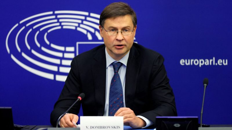 Исполнительный вице-президент Европейской комиссии Валдис Домбровскис выступает на пресс-конференции в Страсбурге, восточная Франция, 19 октября 2021 г. Фото: Ronald Wittek/Pool/AFP via Getty Images

