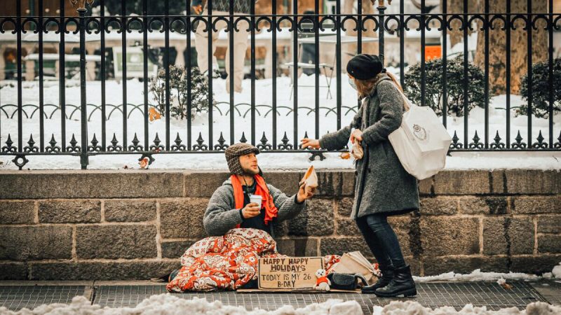 Те, кто не отказывал в сострадании, пережил изоляцию COVID-19 с наименьшими потерями. (Jon Tyson/Unsplash.) 
