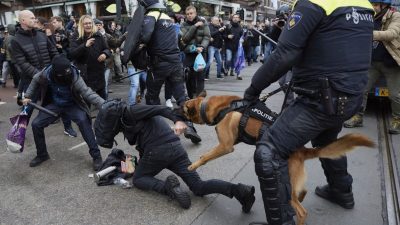 Столкновения между полицией и протестующими в Амстердаме, Нидерланды, 2 января 2022 года. (Pierre Crom/Getty Images)
