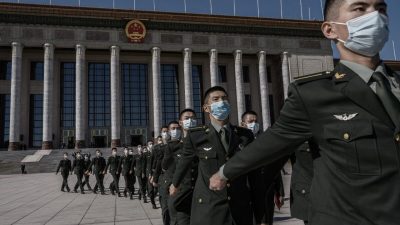 Китайские солдаты из Народно-освободительной армии после церемонии, посвящённой 70-летию вступления Китая в корейскую войну, 23 октября 2020 года в Большом зале народа в Пекине. (Kevin Frayer/Getty Images)
