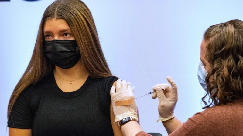 CDC США: Естественный иммунитет обеспечивает лучшую защиту, чем вакцинация от дельта-штамма Девочке делают прививку вакцины Pfizer от COVID-19 в Хартфорде, штат Коннектикут, 6 января 2022 года. Фото: Joseph Prezioso/AFP via Getty Images