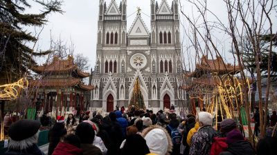 Прихожане у собора Сишику в сочельник, Пекин 24 декабря 2019 г. (Noel Celsis/AFP via Getty Images)