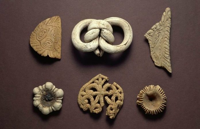 Старинное печенье 1300-летней давности хорошо сохранило свою форму. (Image: via The British Museum.) 