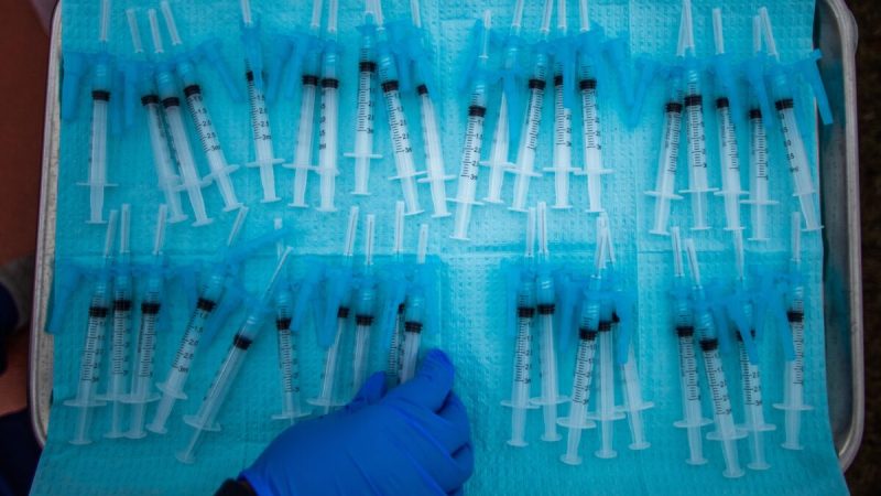 Шприцы в месте вакцинации против COVID-19 в Общественном центре здравоохранения Кедрен в южной части Лос-Анджелеса, Калифорния, 16 февраля 2021 года. (Apu Gomes/AFP via Getty Images)
