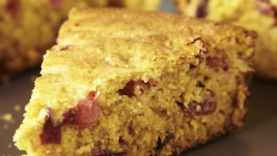 Этот восхитительный кукурузный хлеб усеян свежей и сушёной клюквой. (Эрика Аллен / TNS)
