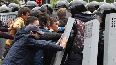 Сторонники оппозиции противостоят ОМОНу во время митинга в Нур-Султане 9 июня 2019 года — в день президентских выборов в Казахстане. Фото:  VYACHESLAV OSELEDKO/AFP via Getty Images