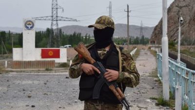 Боец киргизского спецназа охраняет водораздел «Головной», где начались первые боестолкновения между таджикскими и кыргызскими пограничниками. Фото: VYACHESLAV OSELEDKO/AFP via Getty Images