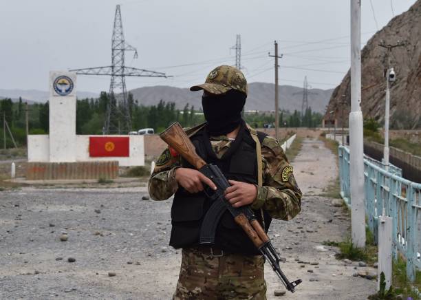 Боец киргизского спецназа охраняет водораздел «Головной», где начались первые боестолкновения между таджикскими и кыргызскими пограничниками. Фото: VYACHESLAV OSELEDKO/AFP via Getty Images