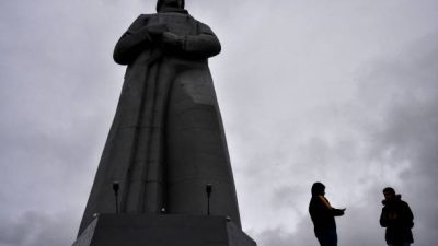 Памятник защитникам Родины в годы Второй мировой войны. Фото: MAXIME POPOV/AFP via Getty Images)