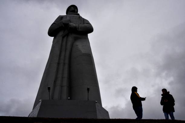 Памятник защитникам Родины в годы Второй мировой войны. Фото: MAXIME POPOV/AFP via Getty Images)