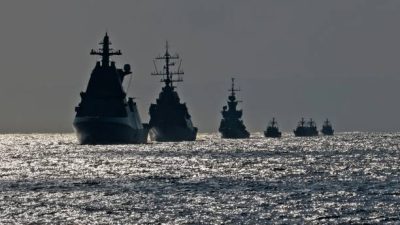 Военные корабли. Фото: MENAHEM KAHANA/AFP via Getty Images)