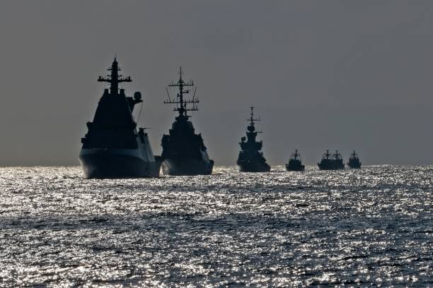 Военные корабли. Фото: MENAHEM KAHANA/AFP via Getty Images)