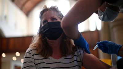 Прививка от Covid-19.  Фото: DANIEL LEAL/AFP via Getty Images