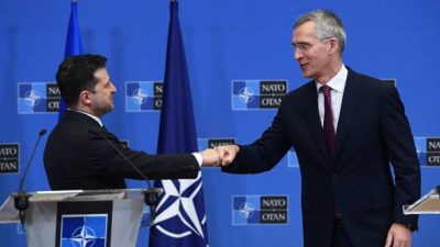 Генеральный секретарь НАТО Йенс Столтенберг (справа) приветствует президента Украины Владимира Зеленского во время пресс-конференции. Фото: JOHN THYS/AFP via Getty Images