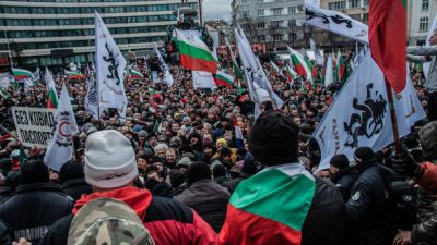 София, Болгария, 12 января. Столкновения протестующих с полицией при попытке проникнуть в здание Национальной ассамблеи во время протеста против зелёных сертификатов и прививок 12 января 2022 года в Софии. Фото:  Hristo Rusev/Getty Images