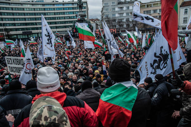 София, Болгария, 12 января. Столкновения протестующих с полицией при попытке проникнуть в здание Национальной ассамблеи во время протеста против зелёных сертификатов и прививок 12 января 2022 года в Софии. Фото:  Hristo Rusev/Getty Images