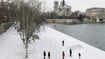 Набережная реки зимой. Фото: FRANCOIS GUILLOT/AFP via Getty Images