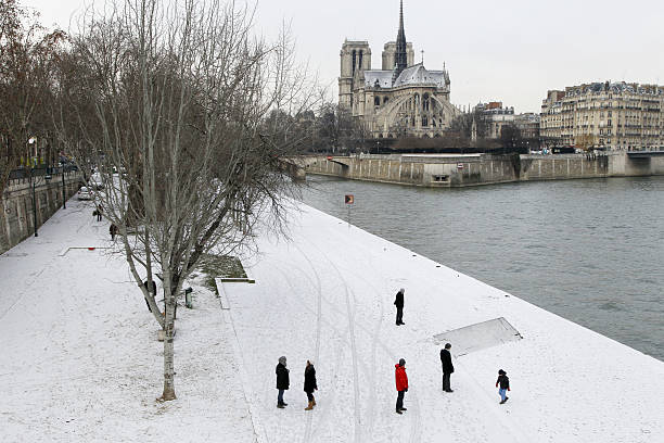 Набережная реки зимой. Фото: FRANCOIS GUILLOT/AFP via Getty Images