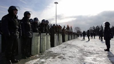 Российские силы специального назначения выстраиваются в шеренгу во время учений по борьбе с массовыми беспорядками. Фото: DENIS SINYAKOV/AFP via Getty Images)