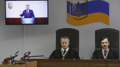 На экране экс-президень Украины Петр Порошенко. Фото: ANATOLII STEPANOV/AFP via Getty Images