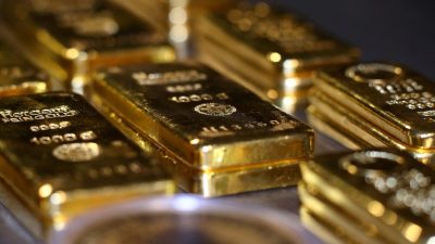 Золотые слитки и монеты сложены стопкой в ​​сейфе золотого дома Pro Aurum в Мюнхене, Германия, 14 августа 2019 г. Фото: Michael Dalder / Reuters 