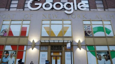 Логотип Google LLC в офисе на Манхэттене 17 ноября 2021 г. (Andrew Kelly/Reuters)
