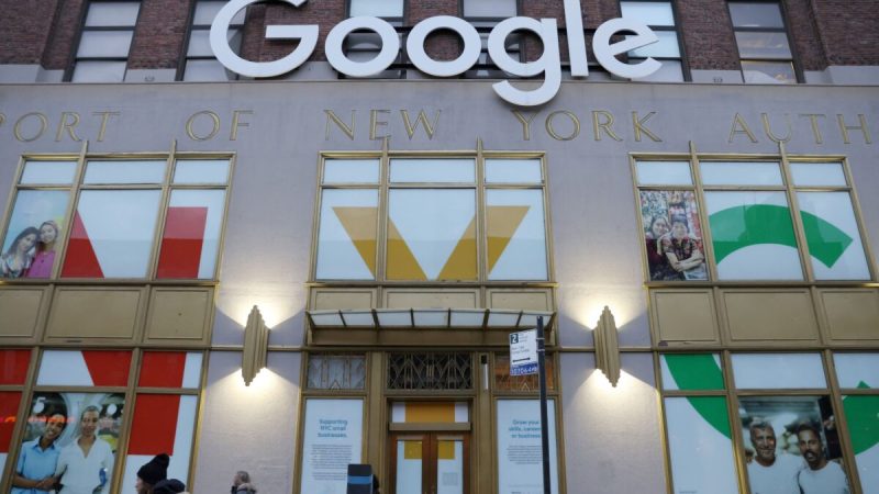 Логотип Google LLC в офисе на Манхэттене 17 ноября 2021 г. (Andrew Kelly/Reuters)
