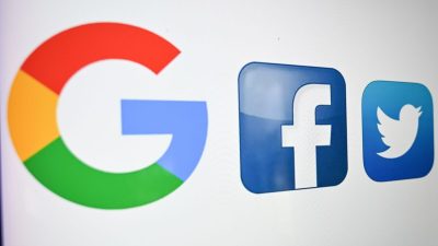 Логотипы Google, Facebook и Twitter на экране компьютера, 21 октября 2020 года. (Denis Charlet/AFP via Getty Images)
