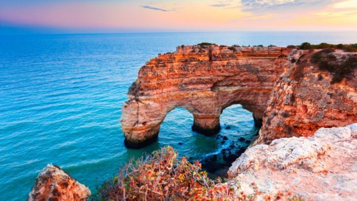 Скалы в Алгарве, Португалия. (Фото: iStock)