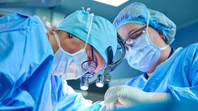 Команда хирургов проводит операцию. Символическое изображение. (Фото: iStock)
