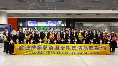 5 января 2022 года в полдень труппа Shen Yun Performing Arts прибыла в международный аэропорт Франкфурта в Германии, чтобы начать своё европейское турне 2022 года. (Matthias Kehrein, The Epoch Times)
