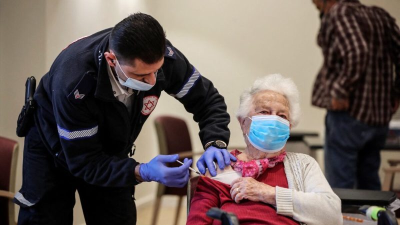 Женщина получает вторую ревакцинацию вакцины Pfizer против COVID-19 в Нетании, Израиль, 5 января 2022 года. Фото: Ammar Awad
