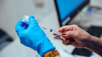 Медсестра Эллен Куинонес готовит дозу вакцины COVID-19 компании Moderna в пункте вакцинации почтового отделения Батгейт в Бронксе, штат Нью-Йорк, 10 января 2021 года. (Kevin Hagen/Pool via Reuters)