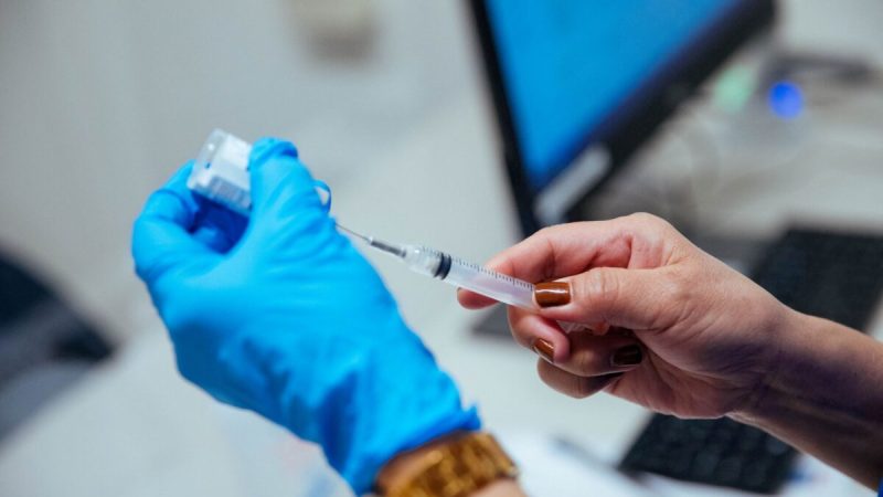 Медсестра Эллен Куинонес готовит дозу вакцины COVID-19 компании Moderna в пункте вакцинации почтового отделения Батгейт в Бронксе, штат Нью-Йорк, 10 января 2021 года. (Kevin Hagen/Pool via Reuters)