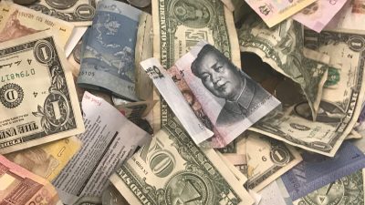 Доллары США и другие мировые валюты лежат в благотворительном контейнере в международном аэропорту Пирсон в Торонто, Онтарио, Канада, 13 июня 2018 года. Фото: Chris Helgren/Reuters