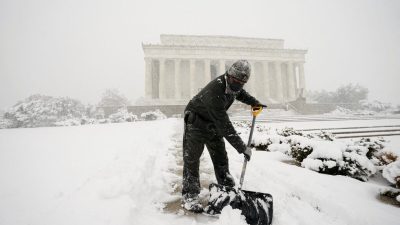Расчистка снега перед мемориалом Линкольна во время метели в Вашингтоне 3 января 2022 г. Фото: Kevin Lamarque/Reuters
